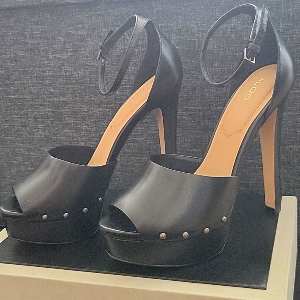 Platform Studded Ankle Strap Opentoe heels Size 9